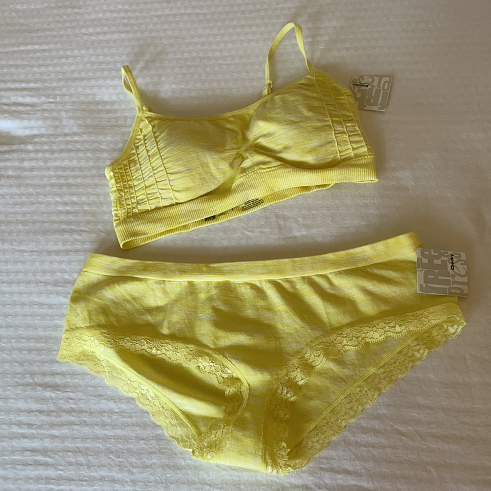 NWT Yellow lemonade space die panties and bra set